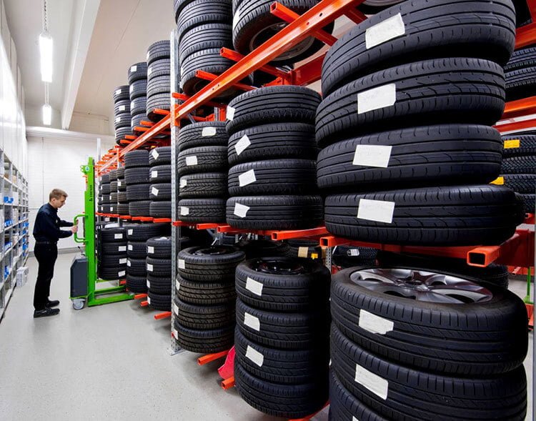 Stacking shelves contain wheels