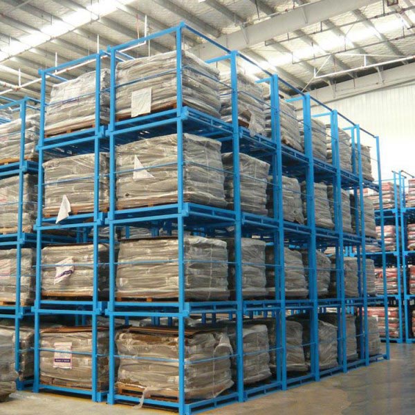 Pallet stacking system in the warehouse